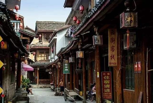 逃离老旧温泉社